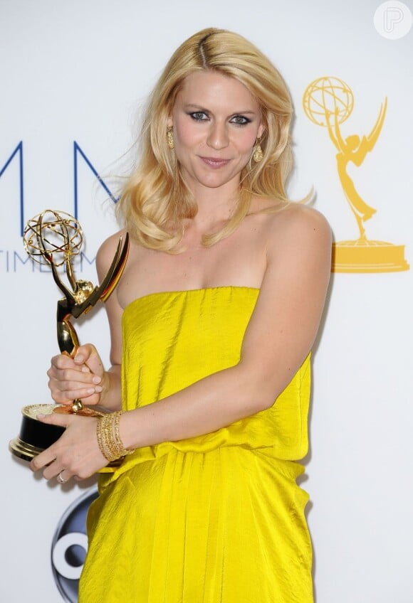 Claire Danes posou, já grávida, com seu prêmio, no Emmy Awards no Nokia Theatre, em Los Angeles, no dia 23 de setembro de 2012