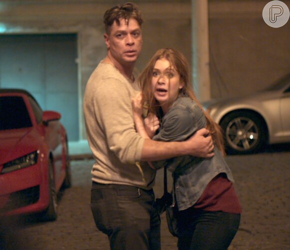 Arthur (Fábio Assunção) salva Eliza (Marina Ruy Barbosa) de ser baleada por Dino (Paulo Rocha) em 'Totalmente Demais'