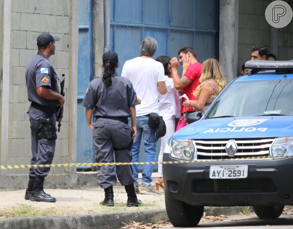 'A Regra do Jogo': Cauã Reymond e Vanessa Giácomo gravam saída de Tóia da prisão, nesta quinta-feira, 10 de março de 2016