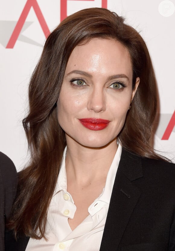 Angelina Jolie não gostou de ver o marido enrolado em toalha na cozinha, onde também estava a empregada