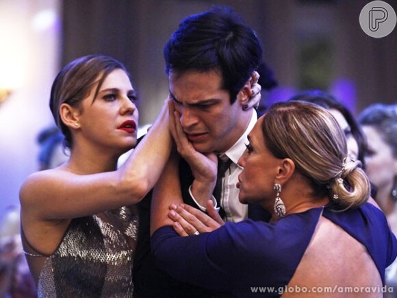 Félix (Mateus Solano) é consolado por Edith (Bárbara Paz) e Pilar (Susana Vieira) após levar tapa na cara de César (Antonio Fagundes), em 'Amor à Vida'