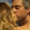Atena (Giovanna Antonelli) e Romero (Alexandre Nero) se beijam apaixonados ao fim da ceriônia simbólica, no penúltimo capítulo da novela 'A Regra do Jogo'