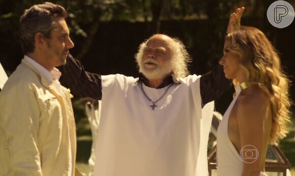 Ascânio (Tonico Pereira) celebrou o casamento simbólico de Atena (Giovanna Antonelli) e Romero (Alexandre Nero), no penúltimo capítulo da novela 'A Regra do Jogo'