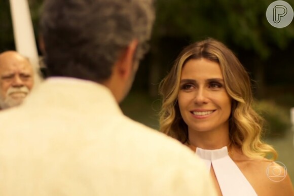 Atena (Giovanna Antonelli) recebe Romero (Alexandre Nero) no altar emocionada, no penúltimo capítulo da novela 'A Regra do Jogo'