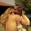 Atena (Giovanna Antonelli) e Romero (Alexandre Nero) se beijaram apaixonados no final da cena do casamento, no penúltimo capítulo da novela 'A Regra do Jogo'