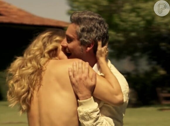 Atena (Giovanna Antonelli) e Romero (Alexandre Nero) se beijaram apaixonados no final da cena do casamento, no penúltimo capítulo da novela 'A Regra do Jogo'