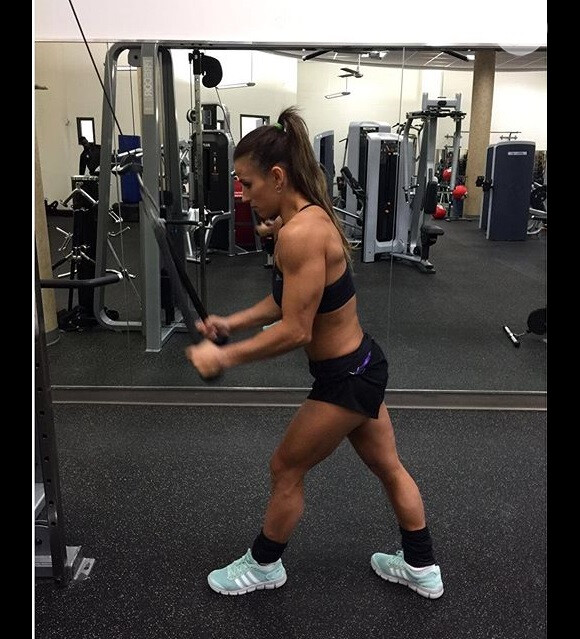 Jade Barbosa faz musculação para ficar em forma