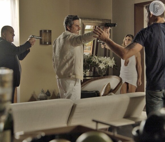 Incapaz de matar o próprio filho, Zé Maria (Tony Ramos) mandou Romero (Alexandre Nero) atirar em Juliano (Cauã Reymond) na novela 'A Regra do Jogo'