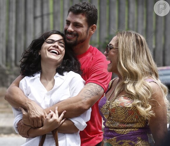 Em 'A Regra do Jogo', Tóia (Vanessa Giácomo) sai da prisão e comemora ao lado de Juliano (Cauã Reymond) e dos amigos