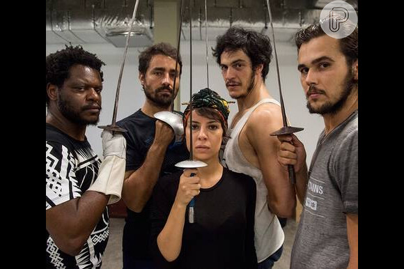 Mateus Solano posa com o elenco de 'Liberdade, Liberdade' em aula de esgrima
