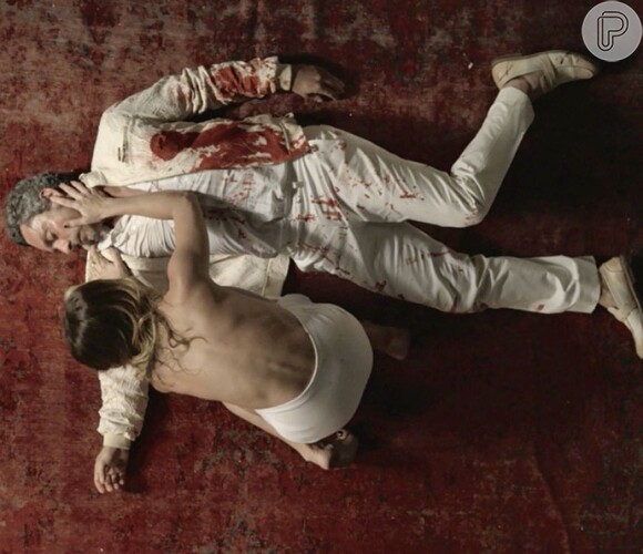 Romero (Alexandre Nero) levou um tiro de Zé Maria (Tony Ramos) ao atirar um capanga para salvar a vida de Juliano (Cauã Reymond), no último capítulo da novela 'A Regra do Jogo'