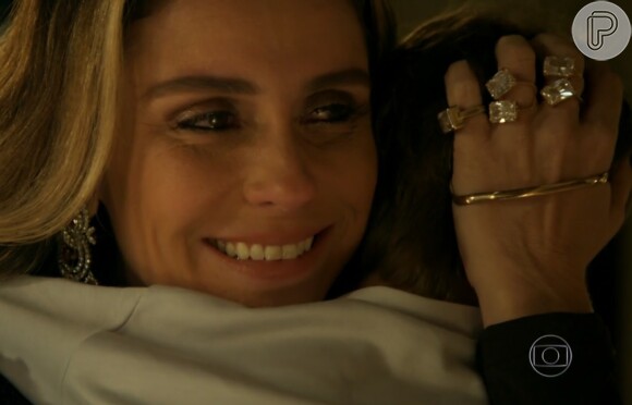 Atena (Giovanna Antonelli) se emociona ao abraçar o filho, na cena final do último capítulo da novela 'A Regra do Jogo'
