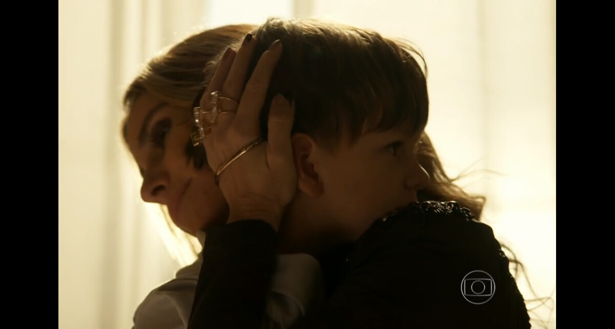 A Regra do Jogo, Atena abraça seu filho Romero e diz que ele é a cara do  pai