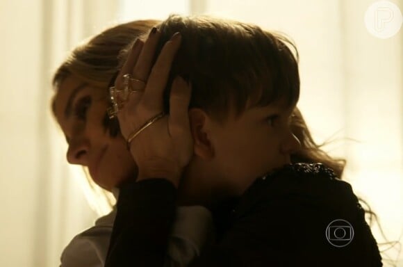 Atena (Giovanna Antonelli) se emociona com o filho, na cena final do último capítulo da novela 'A Regra do Jogo'
