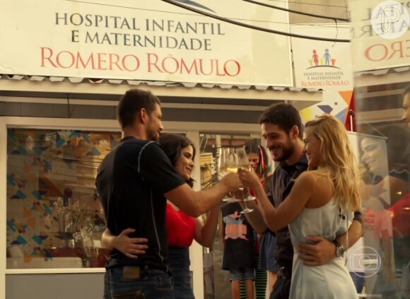 Tóia (Vanessa Giácomo), Juliano (Cauã Reymond), Dante (Marco Pigossi) e Lara (Carolina Dieckamnn) brindam diante do hospital que leva o nome de Romero (Alexandre Nero), no último capítulo da novela 'A Regra do Jogo'