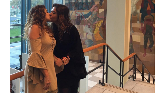 Daniela Mercury beija a mulher, Malu Verçosa, na sede da ONU, em NY: 'Livres'