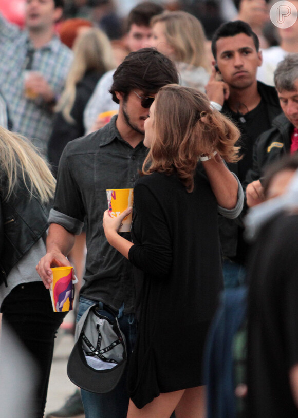 Bruno Gissoni beija loira no Lollapalooza neste domingo, 13 de março de 2016