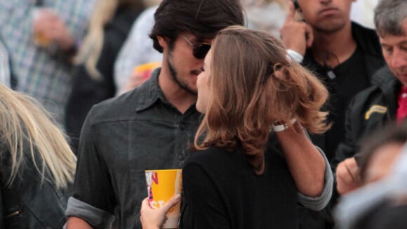 Bruno Gissoni beija muito e troca carinhos com loira no Lollapalooza