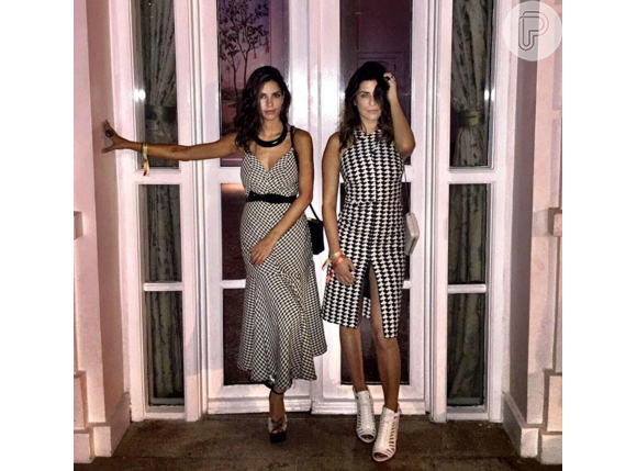 Fernanda Paes Leme e a amiga Renata Meirelles combinaram no look quadriculado, para a festa de aniversário da promoter Carol Sampaio