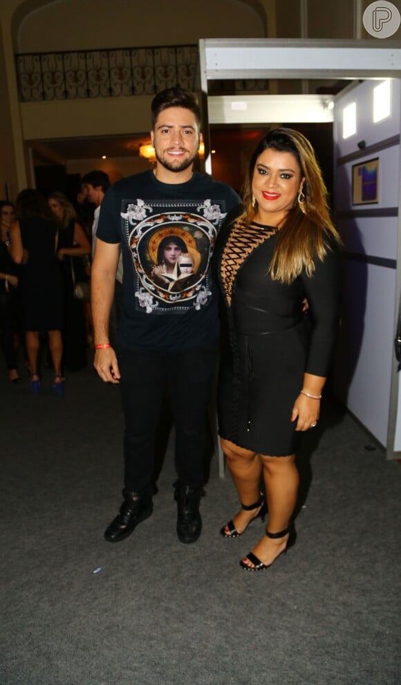 A cantora Preta Gil em modelo preto, com decote profundo, ao lado do marido Rodrigo Godoy, na festa de aniversário da promoter Carol Sampaio