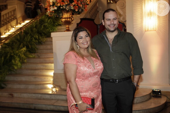 A atriz Fabiana Karla em vestido coral, ao lado do namorado Bruno Muniz, na festa de aniversário da promoter Carol Sampaio