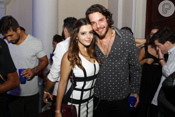 Giovanna Lancellotti em vestido geométrico e bolsa Chanel, ao lado do namorado Gian Luca Ewbank, na festa de aniversário da promoter Carol Sampaio