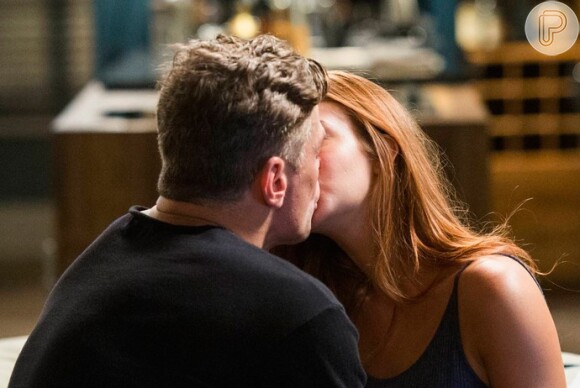 Eliza (Marina Ruy Barbosa) e Arthur (Fabio Assunção) voltam a se beijar e, um dia após o sexo, assumem o relacionamento, na novela 'Totalmente Demais'