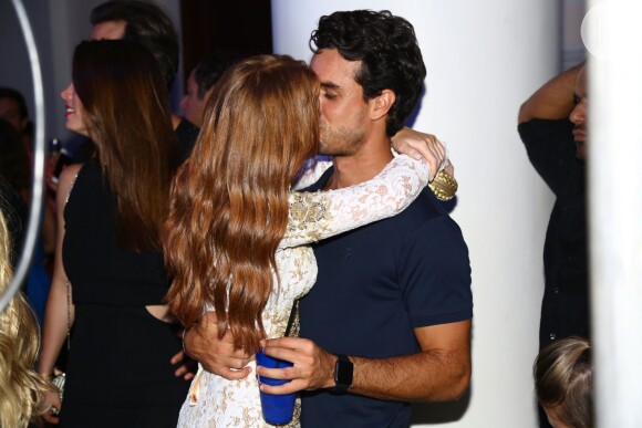 Marina Ruy Barbosa e o namorado, Xandinho Negrão, trocaram beijos durante a festa de aniversário de Carol Sampaio, neste domingo, 13 de março de 2016
