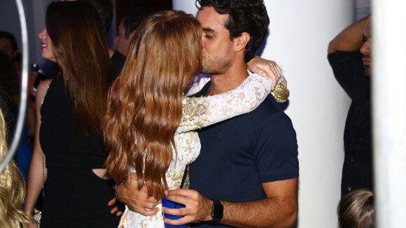 Marina Ruy Barbosa e namorado, Xandinho Negrão, trocam beijos em festa. Fotos!