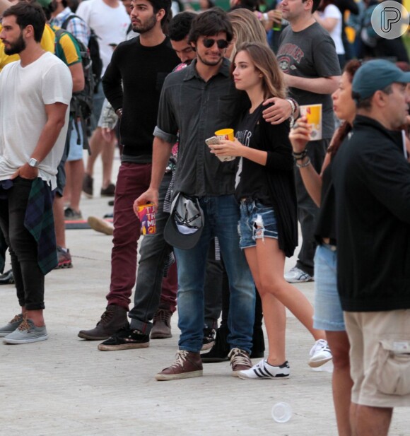 Bruno Gissoni e Marcela Fetter foram flagrados durante último dia de shows do festival Lollapalooza, no domingo, 13 de março de 2016, em São Paulo