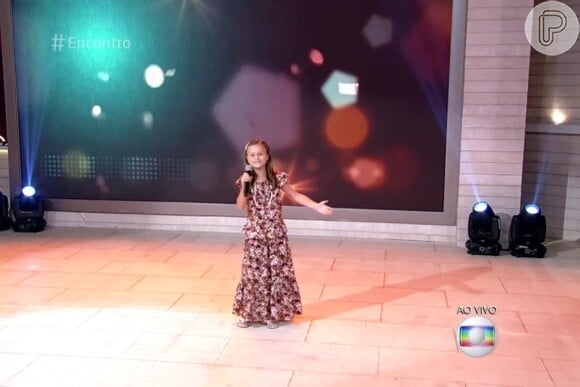 Camila Pitanga assistiu a apresentação de Rafa Gomes, participante do 'The Voice Kids'