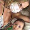 Deborah Secco usa máscara para proteger Maria Flor de gripe e internauta critica: 'Fresca'. Post foi feito nesta segunda-feira, 14 de março de 2016