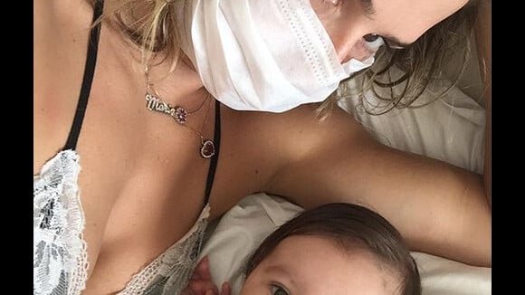 Deborah Secco usa máscara para proteger filha de gripe. 'Fresca', diz internauta