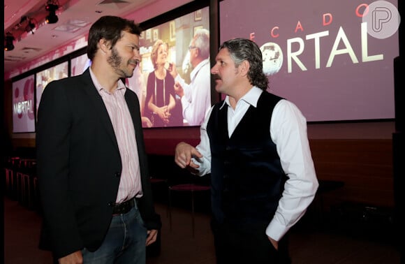 Heitor Martinez e Fábio Villaverde conversando na festa de lançamento de 'Pecado Mortal'