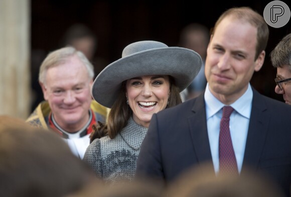 Kate Middleton completou o look com um chapéu do modista John Boyde, um dos preferidos da princesa Diana