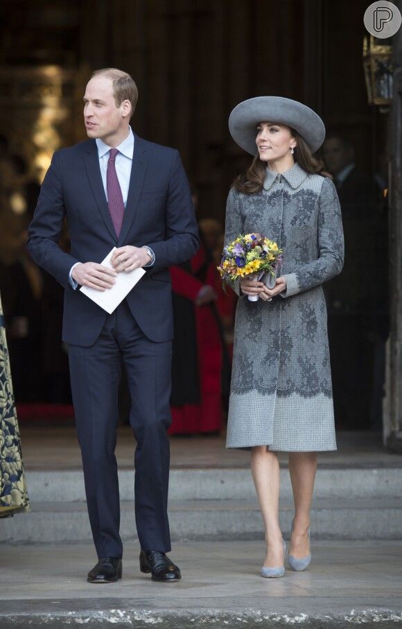 Kate Middleton sai da Abadia de Westminster ao lado do marido, príncipe William