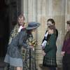 Kate Middleton brinca com menina ao sair da cerimônia na Abadia de Westminster