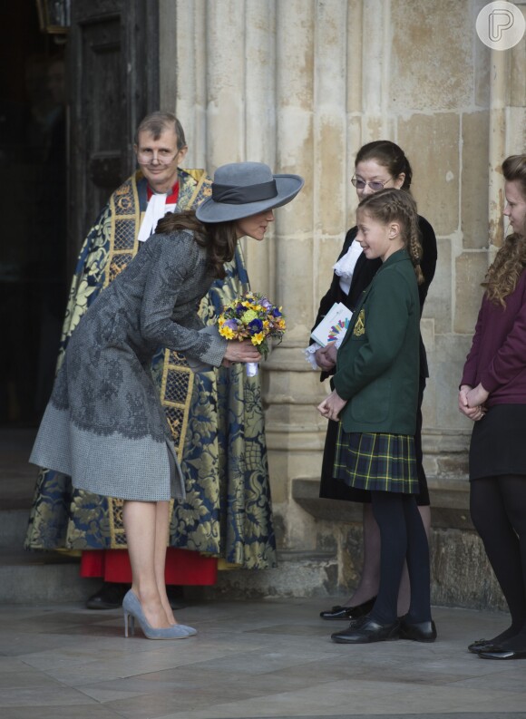 Kate Middleton brinca com menina ao sair da cerimônia na Abadia de Westminster