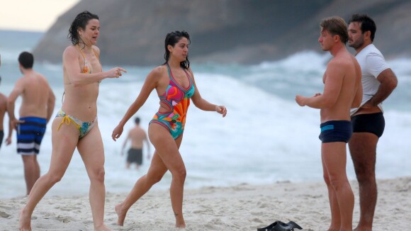 Carol Castro usa maiô decotado e atrai olhares na praia da Joatinga. Fotos!