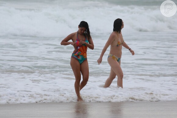 Carol Castro aproveitou a praia da Joatinga na tarde desta segunda-feira, dia 14 de março de 2016