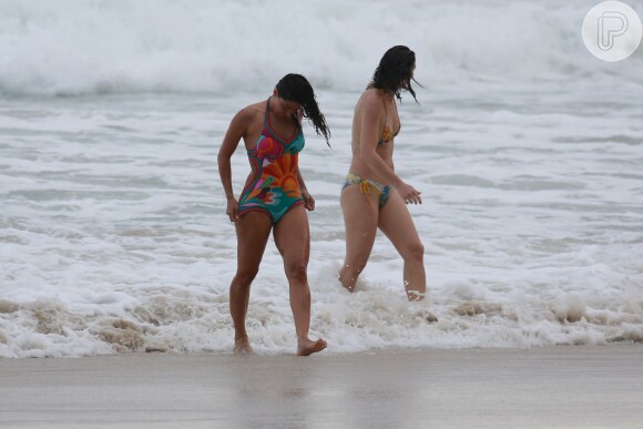 Carol Castro aproveitou a praia da Joatinga na tarde desta segunda-feira, dia 14 de março de 2016