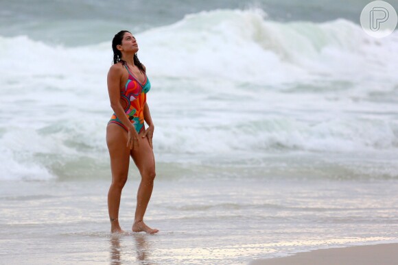 Carol Castro aproveitou a praia da Joatinga na tarde desta segunda-feira, dia 14 de março de 2016