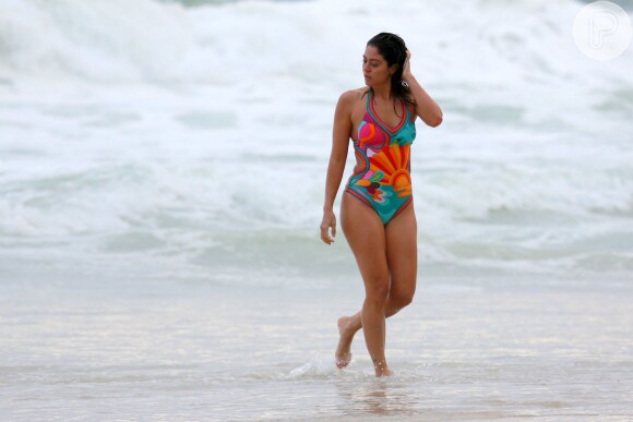 Carol Castro sai do mar na praia da Joatinga