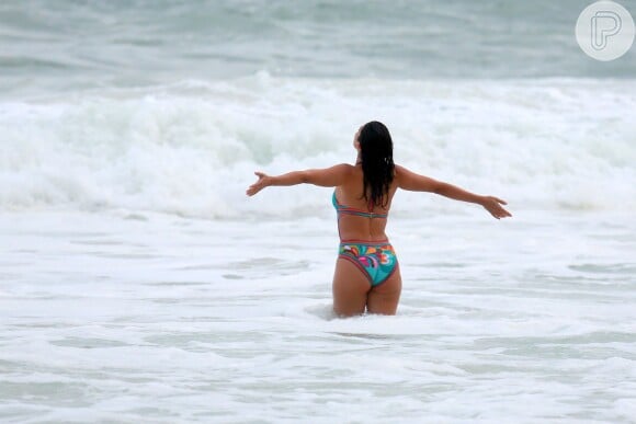 Carol Castro aproveitou a praia da Joatinga nesta segunda-feira (14)