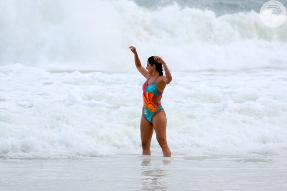 Carol Castro aproveitou a praia da Joatinga na tarde desta segunda-feira, dia 14 de março de 2016