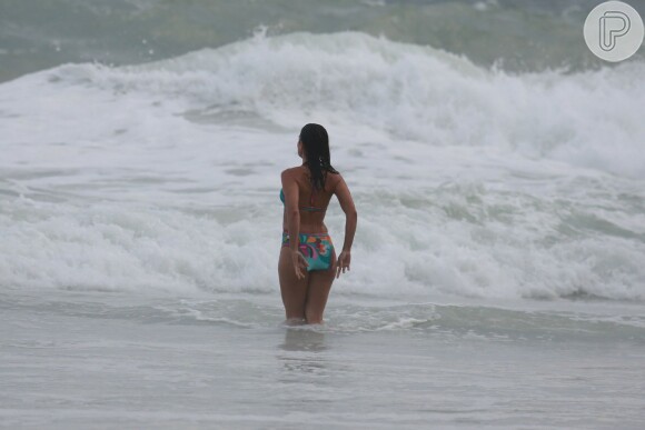 Carol Castro aproveitou a praia da Joatinga na tarde desta segunda-feira, dia 14 de março de 2016