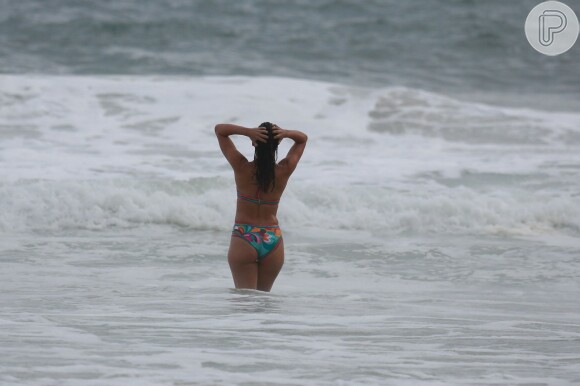 Carol Castro aproveitou a praia da Joatinga na tarde desta segunda-feira, dia 14 de março de 2016