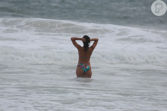 Carol Castro aproveitou a praia da Joatinga na tarde desta segunda-feira, dia 14 de março de 2016