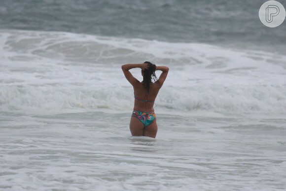 Carol Castro aproveitou a praia da Joatinga na tarde desta segunda-feira, dia 14 de março de 2016