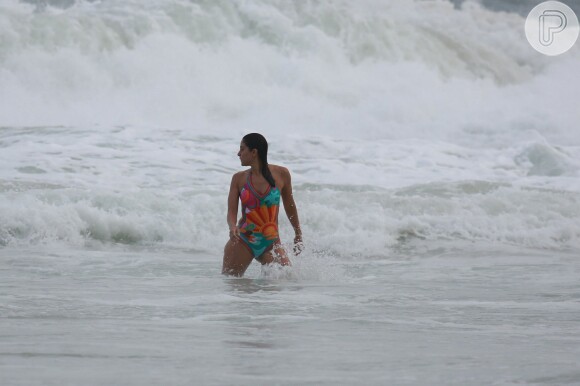 Carol Castro aproveitou a praia da Joatinga na tarde desta segunda-feira, dia 14 de março de 2016
